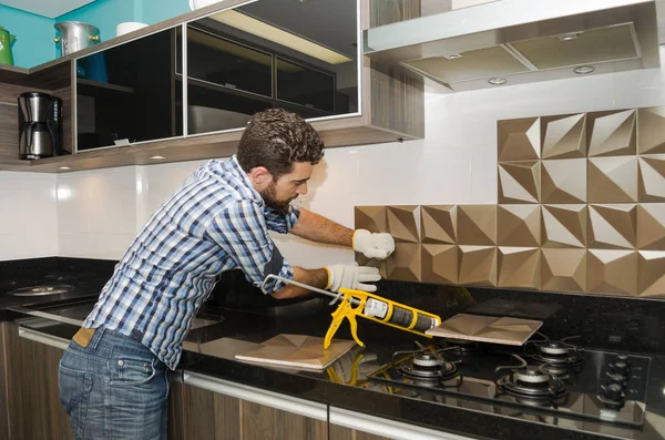 Man Renoveren Renovatie Van Keuken Het Installeren Van Tegel Muur — Stockfoto
