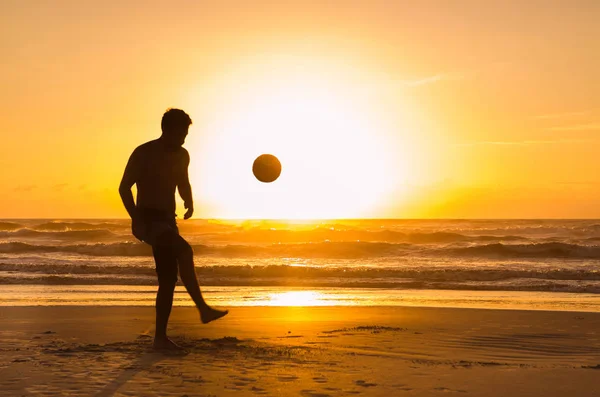 Gran Concepto Fútbol Hombre Jugando Fútbol Playa Hora Dorada Puesta — Foto de Stock