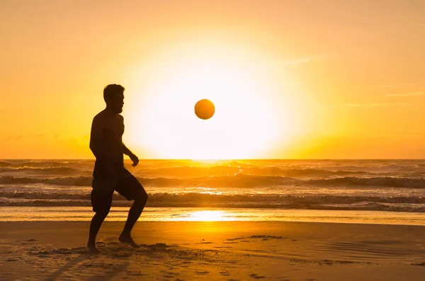 Gran Concepto Fútbol Hombre Jugando Fútbol Playa Hora Dorada Puesta — Foto de Stock