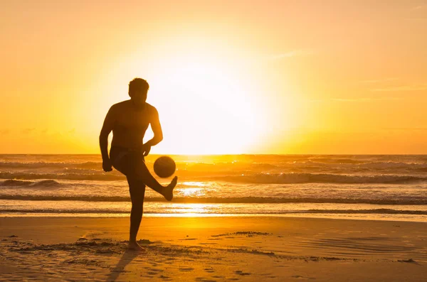 Gran Concepto Fútbol Hombre Jugando Fútbol Playa Hora Dorada Puesta — Foto de Stock