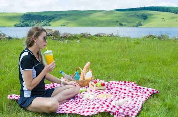 Jonge Vrouw Doet Picknick Groene Gazon Met Prachtig Uitzicht — Stockfoto