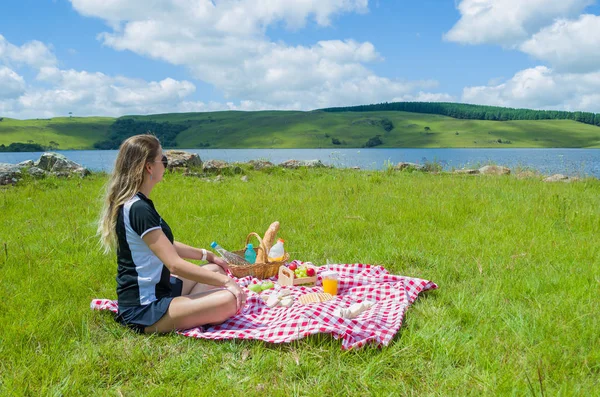 Mujer Joven Haciendo Picnic Césped Verde Con Hermosa Vista —  Fotos de Stock