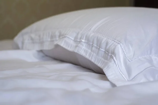 Відмінна Концепція Ліжка Безладна Непомітна Біла Ліжко Зім Ятий Лист — стокове фото