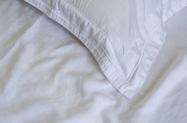 Μεγάλη Ιδέα Του Κρεβάτι Ακατάστατος Απεριποίητος Λευκό Κρεβάτι Τσαλακωμένο Φύλλο — Φωτογραφία Αρχείου