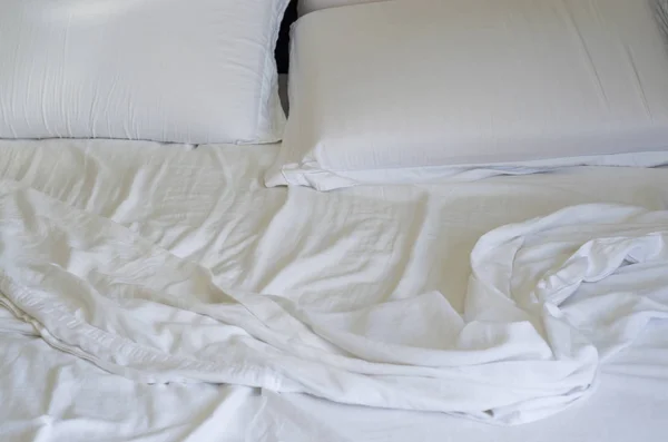 Μεγάλη Ιδέα Του Κρεβάτι Ακατάστατος Απεριποίητος Λευκό Κρεβάτι Τσαλακωμένο Φύλλο — Φωτογραφία Αρχείου