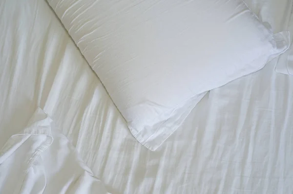 床凌乱 白色床 皱巴巴的床单的大概念 — 图库照片