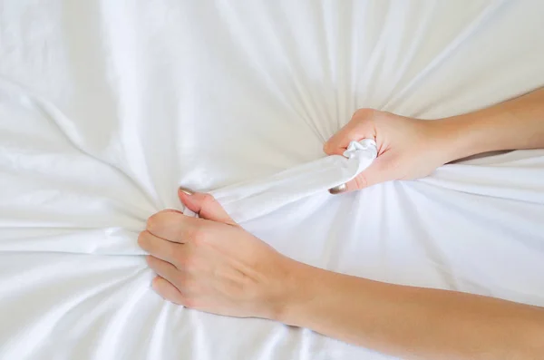 침대에 여성의 오르가 엑스터시에서 시트를 끌어당기는 여성의 — 스톡 사진