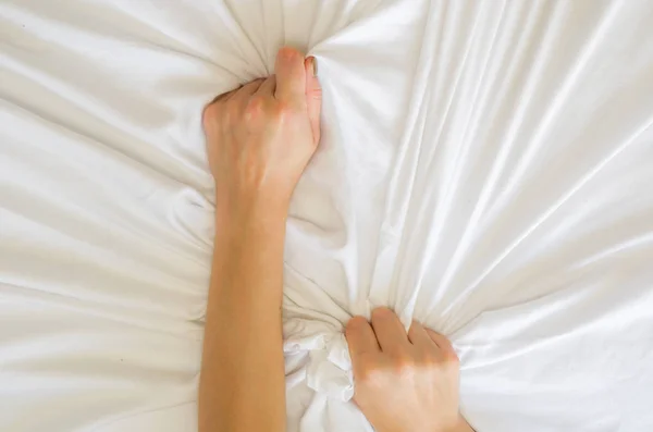 Χέρι Σημάδι Οργασμό Της Γυναίκας Στο Λευκό Κρεβάτι Χέρι Του — Φωτογραφία Αρχείου