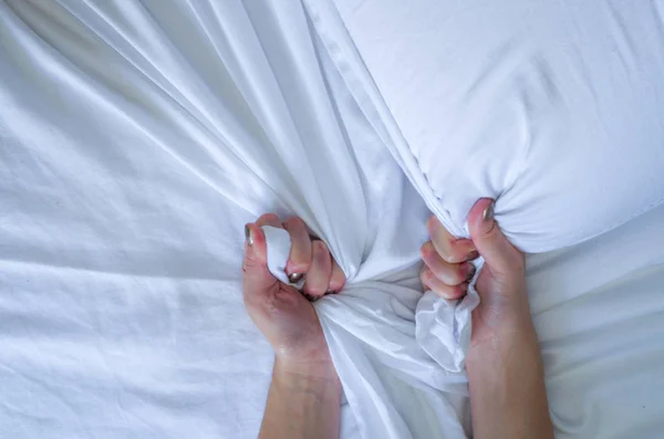 침대에 여성의 오르가 엑스터시에서 시트를 끌어당기는 여성의 — 스톡 사진