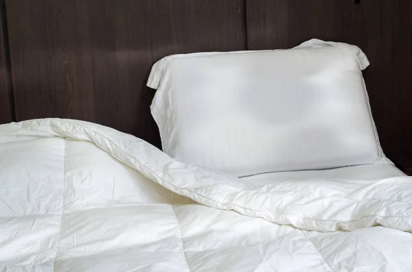 Konsep Besar Tempat Tidur Berantakan Tidak Rapi Ranjang Putih Seprai — Stok Foto