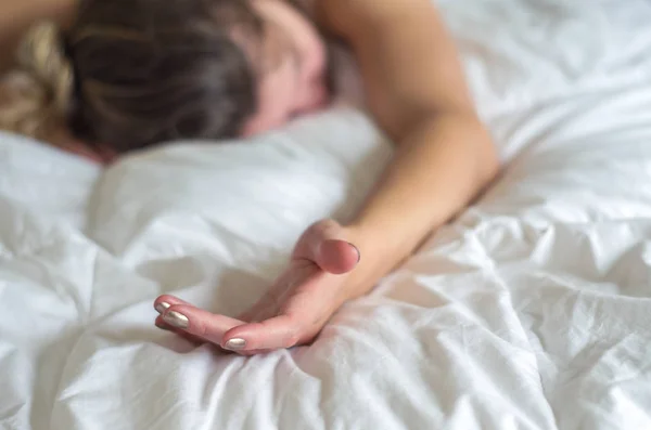 Wanita Muda Rambut Pirang Pingsan Tempat Tidur — Stok Foto