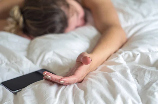 Чудова Концепція Виснаження Молода Жінка Спить Допомогою Свого Мобільного Телефону — стокове фото