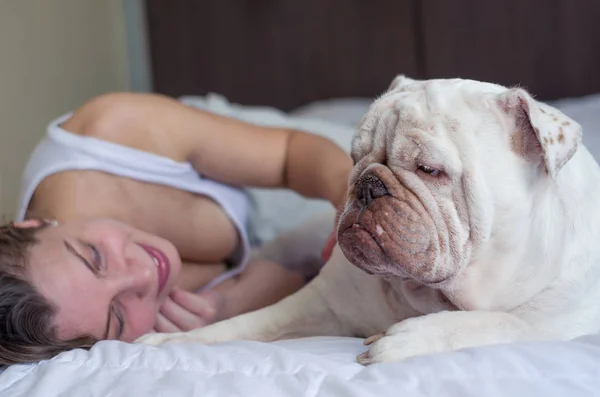 Beautiful Woman Sleeping Bed English Bulldog Puppy — Stock Photo, Image