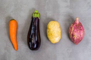 Sağlıklı beslenme, sebze, patates, tatlı patates, havuç, patlıcan büyük kavramı. Gri arka plan cilalı beton,.