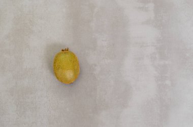 Sağlıklı beslenme, kivi gri arka planda büyük kavramı. Kopya alanı ile.