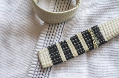 Brezilya Jiu-Jitsu kimono üstüne dört derece ile beyaz kemer.