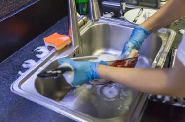 Yemekler, pot lavaboya Temizleme.