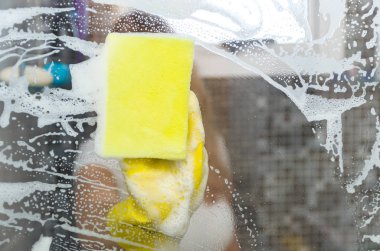 Aile içi temizlik, cam tuvalette temizlik genç sarışın bir kadın büyük kavram.