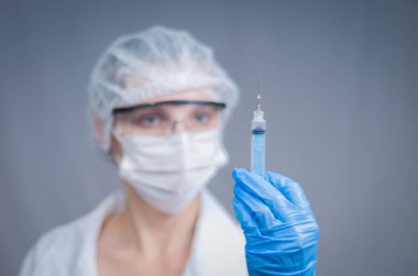 Büyük kavram sağlık, hastane, klinik tedavi, hemşire el şırınga, giymiş kap, önlük ve eldiven doktor. Yeşil gözlü kadın.