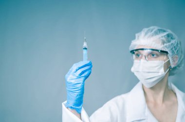 Büyük kavram sağlık, hastane, klinik tedavi, hemşire el şırınga, giymiş kap, önlük ve eldiven doktor. Yeşil gözlü kadın.