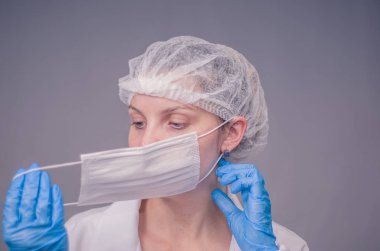 Tıp profesyonel, hastane, Doktor koruyucu maske üzerine koyarak büyük kavramı.