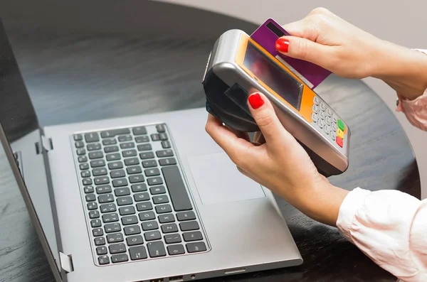 网上支付的伟大概念 网上购买 妇女购买互联网使用笔记本电脑 信用卡在手 — 图库照片
