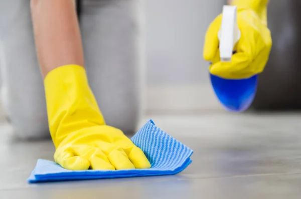 Grande Conceito Limpeza Doméstica Mulher Limpando Chão — Fotografia de Stock