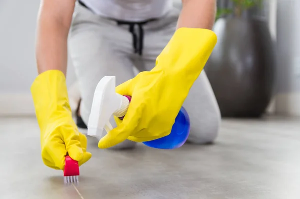 Grande Conceito Limpeza Doméstica Mulher Limpando Chão — Fotografia de Stock