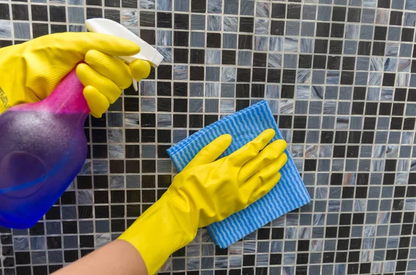 Grande Conceito Limpeza Doméstica Luva Mão Limpando Parede Telha — Fotografia de Stock