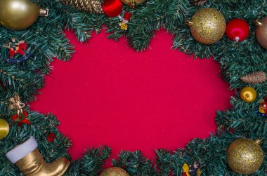 Noel Tema, çam yaprakları kırmızı kağıt ve dekoratif objeler kenarları ile arka plan.