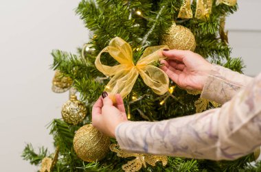 Kadın el toplama ve Noel ağacı süsleme