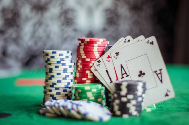 Poker fişleri yığını ve kare as.
