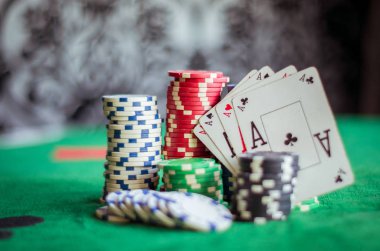 Poker fişleri yığını ve kare as.