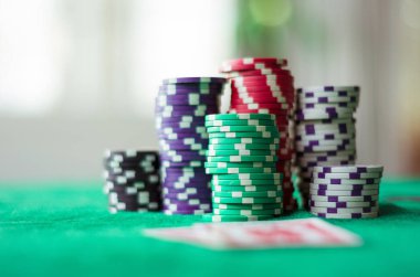 Poker fişleri yığını ve kare as.