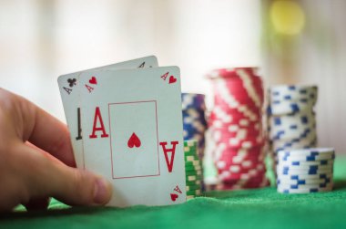 Çift as ve poker fişleri, texas hold'em poker.