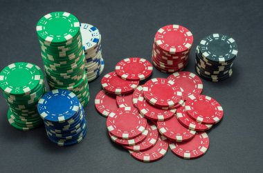 Güzel poker fişleri siyah arka plan üzerine yığılmış