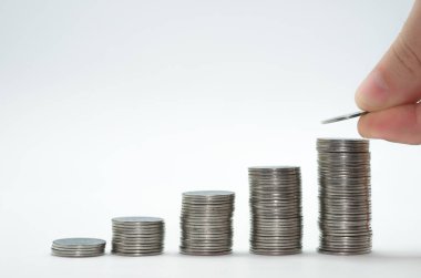Tasarruf, ekonomi büyük kavramı. El para sikke yığını içine ekleme.