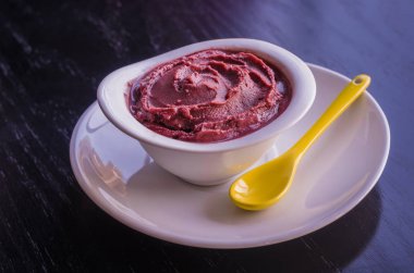 Granola ile acai kase. Tipik Brezilya gıda.