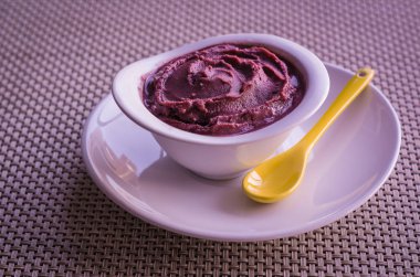 Granola ile acai kase. Tipik Brezilya gıda.