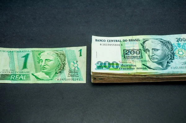 Стек Грошей Концепція Інфляції Конвертація Валюти Бразильський Валюти Реальний Cruizeiros — стокове фото