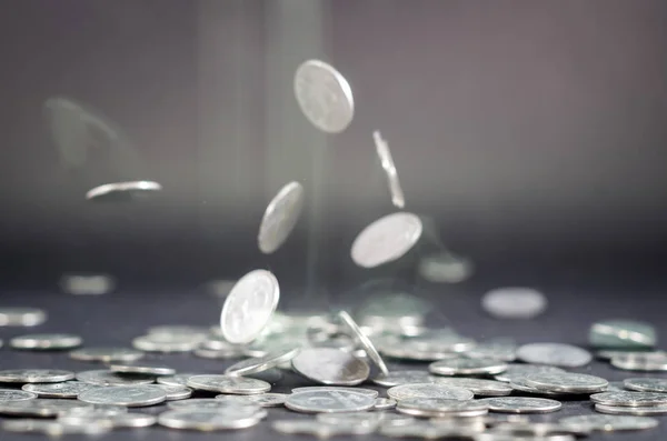 Pluie Pièces Argent Isolées Sur Fond Noir Concept Financier — Photo