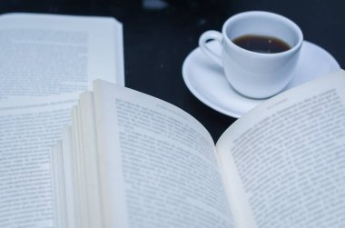 Kitap okumak ve kahve içmek.
