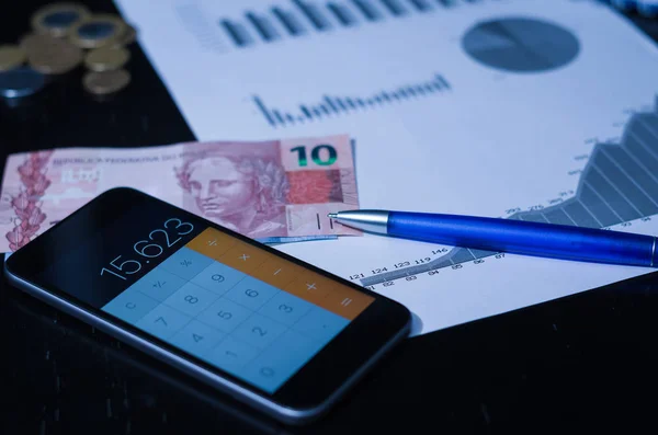 Smartphone Bolígrafo Gráficos Calculadora Tarjeta Crédito Dinero Brasileño Real Concepto —  Fotos de Stock