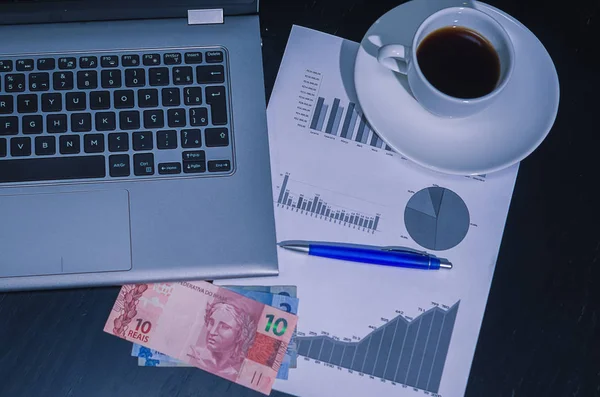 Ordenador Portátil Taza Café Gráficos Rendimiento Pluma Moneda Brasil —  Fotos de Stock