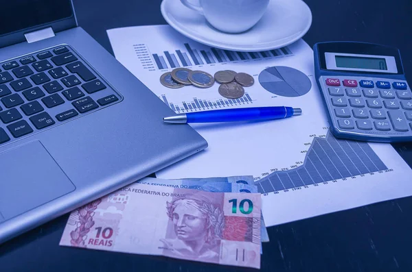 Laptop Kaffekopp Penna Kalkylator Grafik Kreditkort Och Brasilianska Pengar Real — Stockfoto