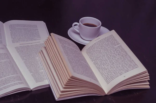 Czytanie Książki Picie Kawy — Zdjęcie stockowe