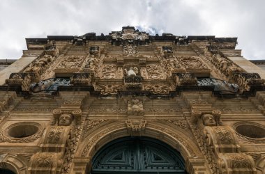 Pelourinho 'nun tarihi turizm merkezinin parlak güneşli manzarası, 