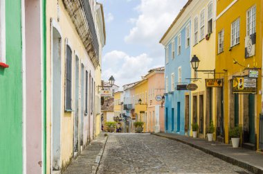 Pelourinho 'nun tarihi turizm merkezinin parlak güneşli manzarası, 