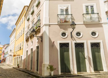 Pelourinho 'nun tarihi turizm merkezinin parlak güneşli manzarası, 
