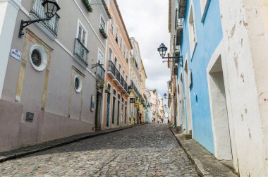 Pelourinho 'nun tarihi turizm merkezinin parlak güneşli manzarası, 